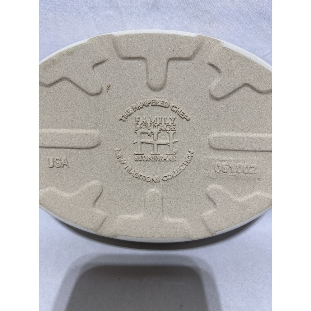 Pampered Chef Family Heritage 8" Cream Beige‎ Oval Stoneware Casserole Dish - Picture 5 of 5
